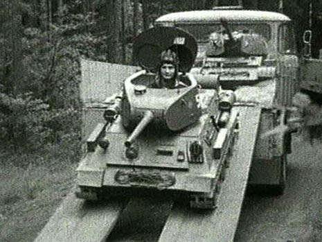 stasi-kindersoldat-panzer-auf-dem-wagen-14131739-mbqf,templateId=renderScaled,property=Bild,height=349.jpg